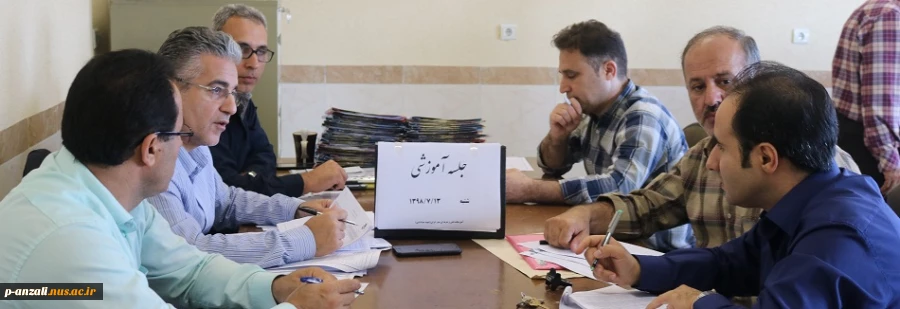 جلسه شورای آموزشی در محل دفتر معاونت آموزشی با حضور مسئولان آموزش و مدیران گروه 2