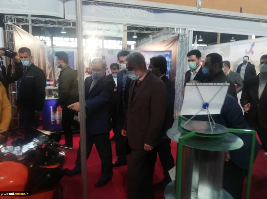 حضور استاندار گیلان در نمایشگاه گیلان و توضیحات مهندس اکبری و مهندس پورنوروز از موتورسیکلت برقی آموزشکده انزلی 4