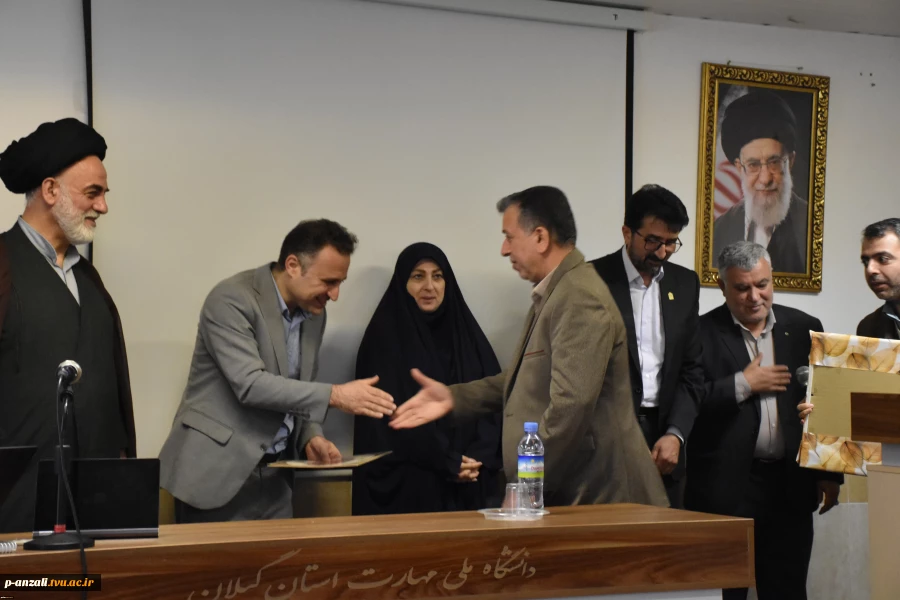 به مناسبت هفته دفاع مقدس:
گرامیداشت هفته دفاع مقدس در دانشگاه ملی مهارت استان گیلان برگزار شد و از ایثارگران دفاع مقدس دانشگاه تقدیر به عمل آمد. 3