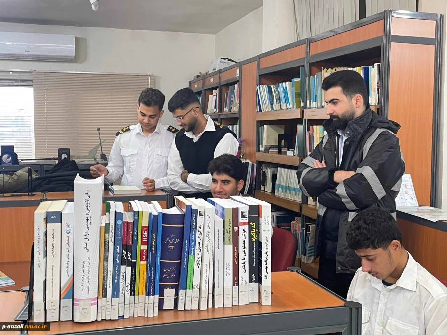بازدید و عضویت دانشجویان نوورود آموزشکده ملی مهارت بندر انزلی در کتابخانه اداره کل بنادر و دریانوردی استان گیلان 3