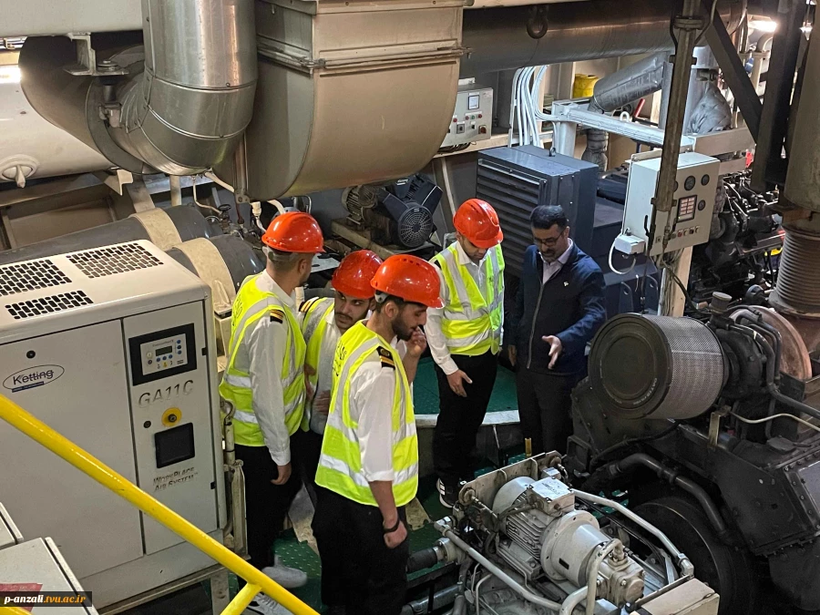 بازدید علمی دانشجویان کاردانی مکانیک موتورهای دریایی از لایروب هاپر ساکشن یاسین در مجتمع بندر انزلی 2