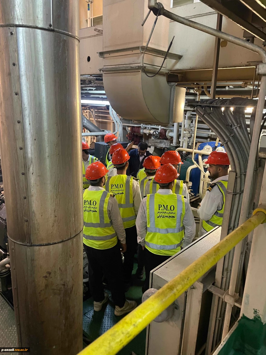 بازدید علمی دانشجویان کاردانی مکانیک موتورهای دریایی از لایروب هاپر ساکشن یاسین در مجتمع بندر انزلی 3