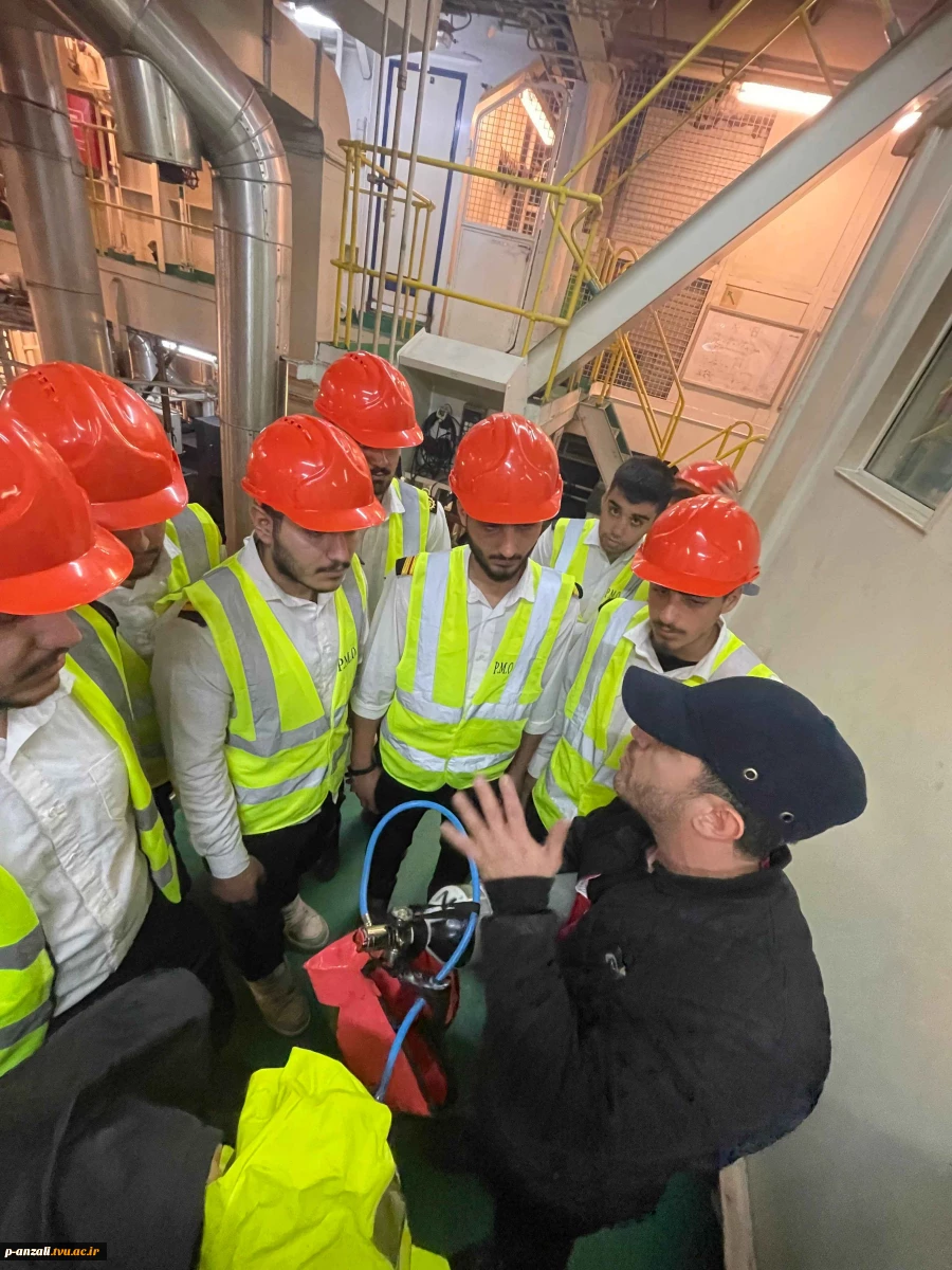 بازدید علمی دانشجویان کاردانی مکانیک موتورهای دریایی از لایروب هاپر ساکشن یاسین در مجتمع بندر انزلی 4