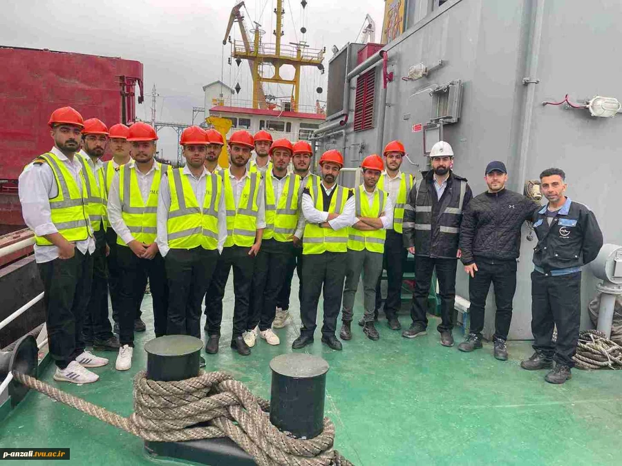بازدید علمی دانشجویان کاردانی مکانیک موتورهای دریایی از لایروب هاپر ساکشن یاسین در مجتمع بندر انزلی 6
