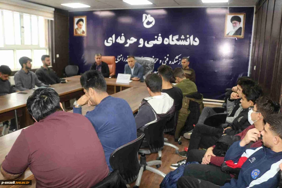 جلسه صمیمی ریاست آموزشکده ملی مهارت بندرانزلی ( شهید خدادادی) با مسوولین اتاق های خوابگاه دانشجویی به مناسبت روز دانشجو 
 4