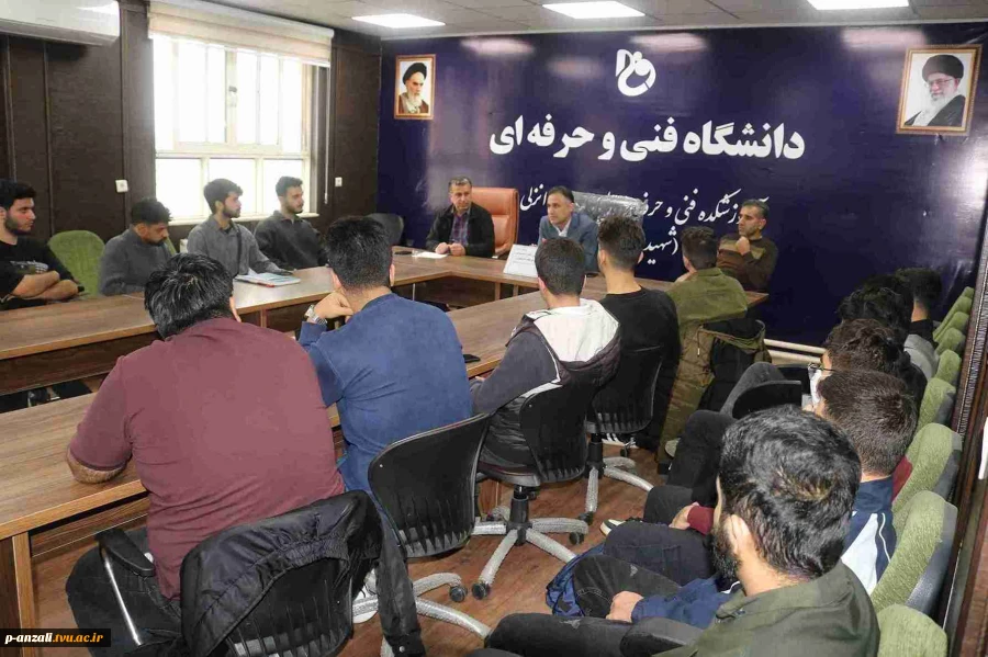 جلسه صمیمی ریاست آموزشکده ملی مهارت بندرانزلی ( شهید خدادادی) با مسوولین اتاق های خوابگاه دانشجویی به مناسبت روز دانشجو 
 5