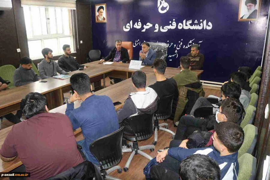 جلسه صمیمی ریاست آموزشکده ملی مهارت بندرانزلی ( شهید خدادادی) با مسوولین اتاق های خوابگاه دانشجویی به مناسبت روز دانشجو 
 6