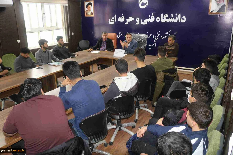 جلسه صمیمی ریاست آموزشکده ملی مهارت بندرانزلی ( شهید خدادادی) با مسوولین اتاق های خوابگاه دانشجویی به مناسبت روز دانشجو 
 7
